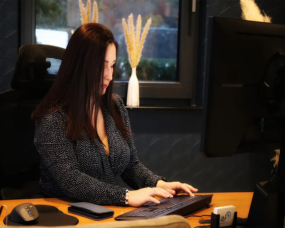Assistante administrative en plein travail pour la gestion de dossiers d'entreprises⁠