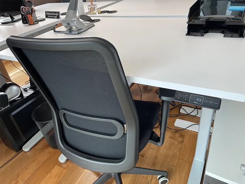 Bureau Ergonomique Réglable Weiswampach Chaise ergonomique et bureau réglable en hauteur dans un espace de travail