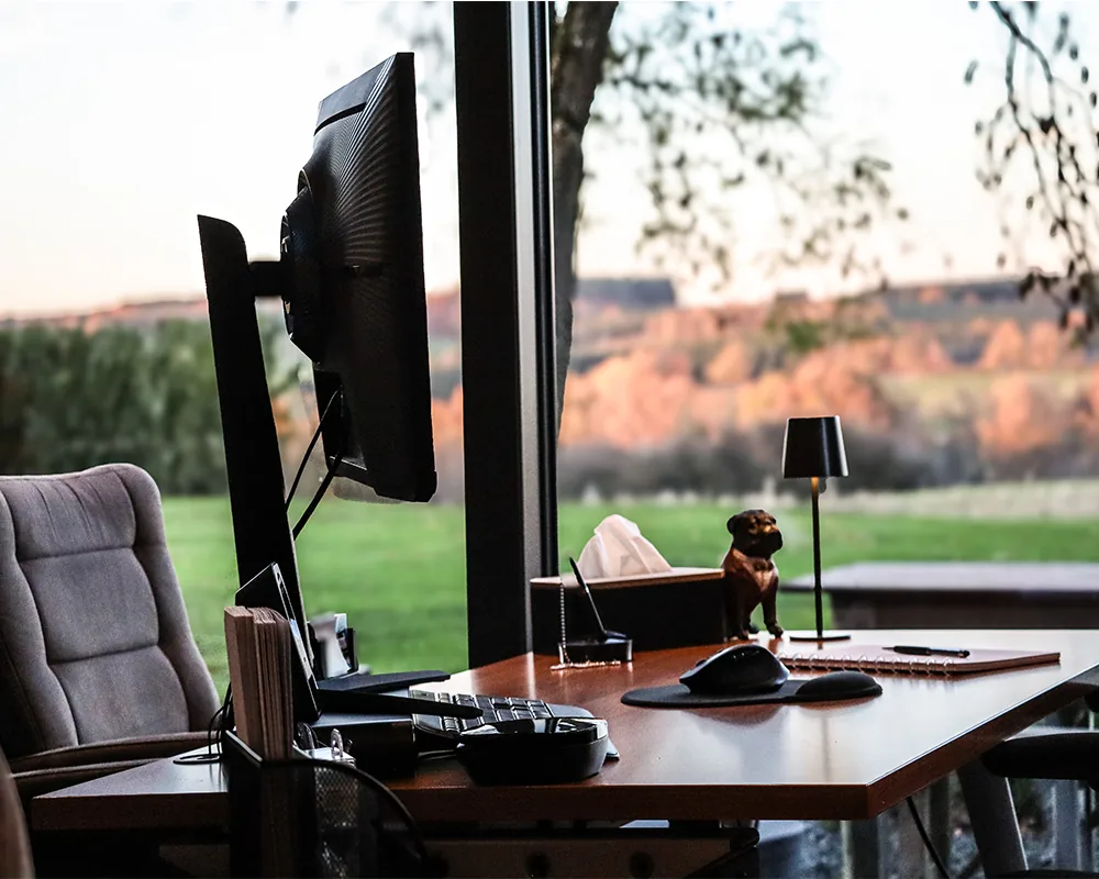 Poste de travail équipé dédié aux prestations de gestion administrative sur-mesure⁠