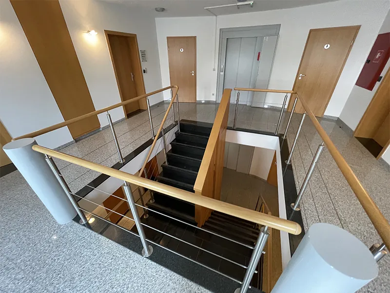 Hall Entrée et Ascenseur Centre Affaires Weiswampach Hall d'entrée avec escalier et ascenseur desservant les bureaux à louer