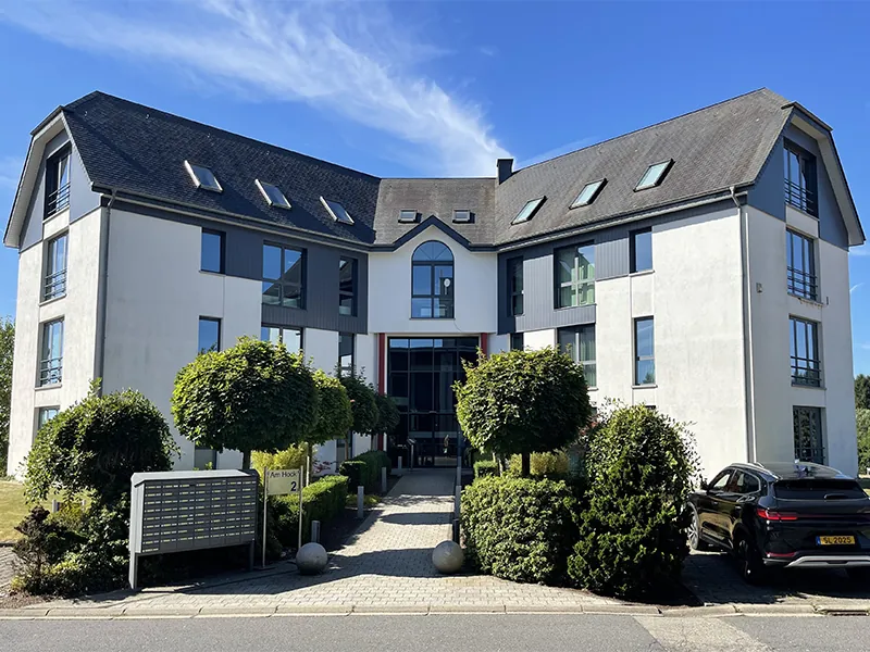 Immeuble Bureaux Équipés Weiswampach Façade extérieure du bâtiment de bureaux équipés à Weiswampach Luxembourg