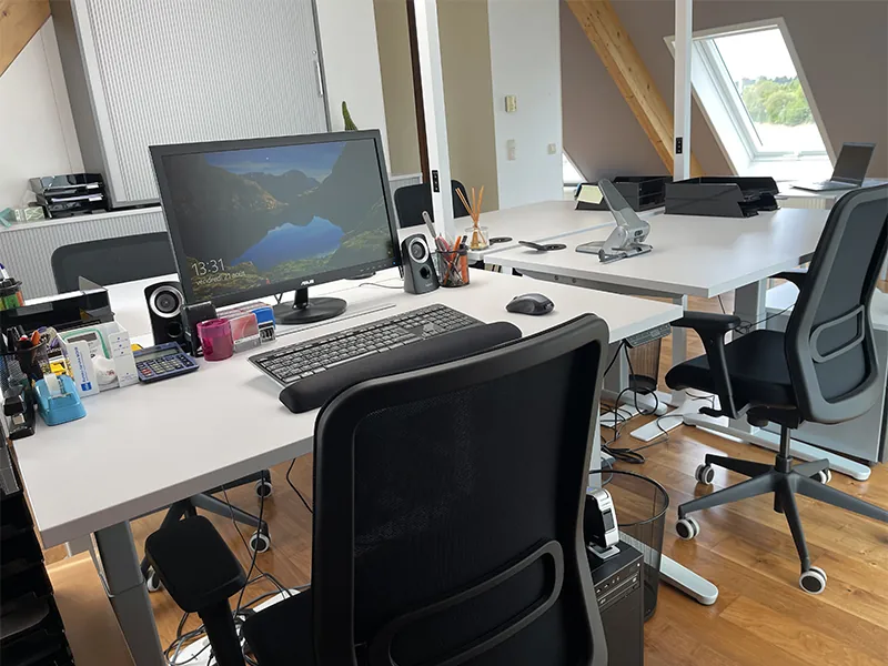 Poste de Travail Équipé Luxembourg Poste de travail informatique moderne dans un bureau à louer à Weiswampach