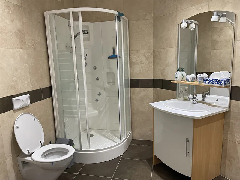 Sanitaires et Douche Bureaux Weiswampach Sanitaires privatifs et cabine de douche pour le confort des clients